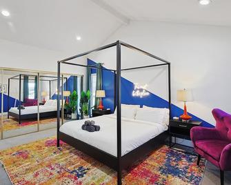 Posh 5BD w Pool Hot Tub Cinema Patio Foosball - Grand Prairie - Habitación