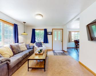 Wonder on Whiskey Road - Warrenton - Living room