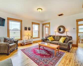 Snowmobiling Hub! Mackinaw City Home 3 Mi to Beach - Mackinaw City - Living room