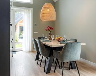 The pleasant Forest Villas are suitable for up to eight persons and have four bedrooms with en-suite bathrooms including a toilet and one separate toilet. The rooms are divided over two floors. - Wekerom - Dining room