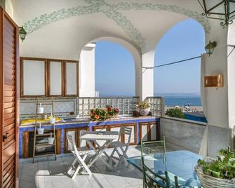 لا فينيسترا سول ماري - إيشيا - شرفة