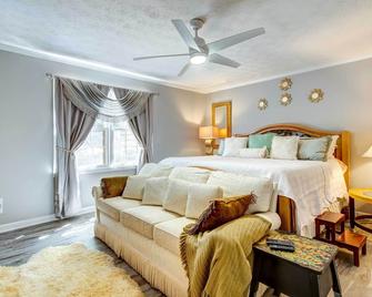 Lush Covington Home w/ Patio ~ 32 Mi to Atlanta! - Covington - Bedroom