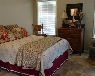 Cute Country Private Guest Suite - Bryan - Bedroom