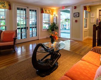 Pequot Hotel - Oak Bluffs