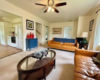 Spacious 5-bedroom house in peaceful Tonawanda with WiFi, AC - Tonawanda - Living room