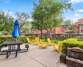 Cozy Cheesman Park condo with fitness room, WiFi in delightful Denver - Ντένβερ - Βεράντα