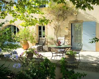 Air-conditioned B&B Provence Quiet Countryside Swimming pool Private SPA - Grans - Innenhof