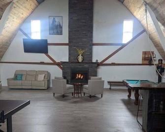 Barn Man Cave - Papillion - Living room
