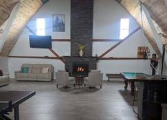 Unique Vintage Style Studio Barn Stay - Papillion - Living room