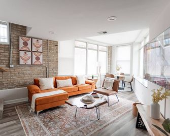 Duplex Retreat Near Loyola Park - 2br/1.5ba Haven - Chicago - Living room