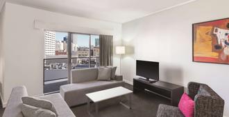 Adina Apartment Hotel Perth - Barrack Plaza - Perth - Living room