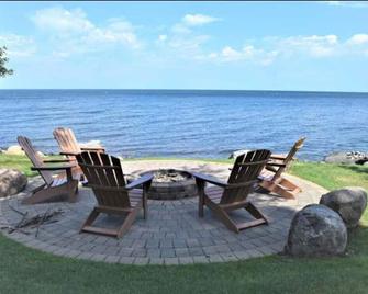Cozy lakefront Izatys townhome with incredible views. - Onamia - Patio