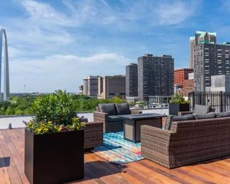 Stylish Riverfront Loft- Gym - Walk to Arch, Casino, Conventions - St. Louis - Balcony