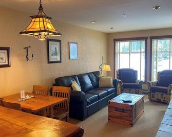 True Ski In/Out. Common Hot Tub and Pool - Fernie - Living room