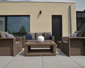 Lovely holiday home 'Walleken' with a pond - Aalst - Patio