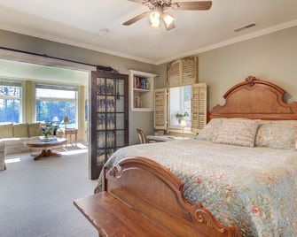 Cozy Private Cottage overlooking the St. Croix River Valley - Stillwater - Bedroom