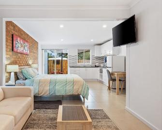 Golfside Getaway 2 by Ready Set Stay - Rosebud - Bedroom