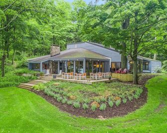 Lake Michigan Home on 60 Acres of Peaceful Woodland Dune - Holland - Gebäude