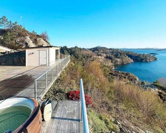 12 Person Holiday Home in Fitjar - Fitjar - Balcón