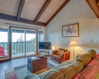 1 Mi to Stagecoach Lift! Homey Tahoe Townhome - Stateline - Living room