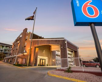 Motel 6 Colorado Springs, Co - קולרדו ספרינגס - בניין