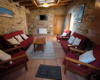 Rural house with farm next to the river, 5 minutes from the Cathedral (pets allowed). - Santiago de Compostela - Sala de estar