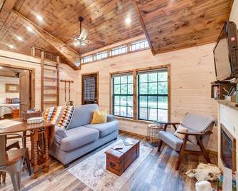 McAlester Vacation Rental with Private Hot Tub - McAlester - Living room