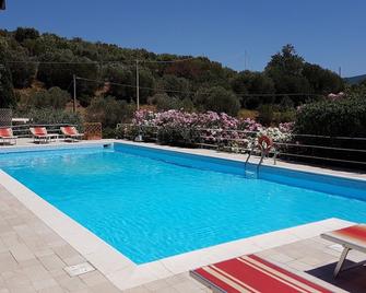 Studio Apartment In A Residence With Swimming Pool. Panoramic Position With Sea View - Campo nell'Elba - Basen