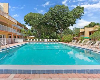 Hojo Tropical Palms Kissimee - Kissimmee - Pool
