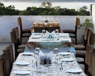 Hotel Sapphire - Udaipur - Restaurante