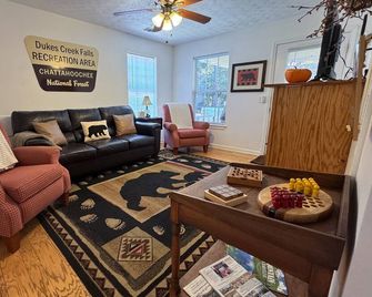 Downtown by Chattahoochee River, sit on front porch as horse and buggy stroll by - Helen - Living room