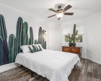 The Emerald Cottage, Friendswood Texas - Friendswood - Bedroom