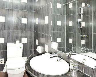 Hotel Grand United - 21st Downtown - Yangon - Bathroom