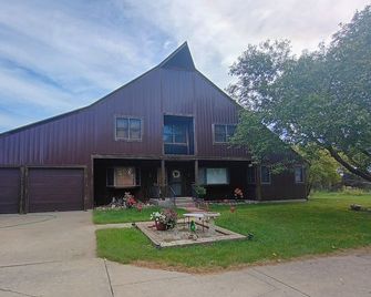 Unique, rustic 4-bedroom cabin near Seward, NE with all the comforts of home. - Seward - Building