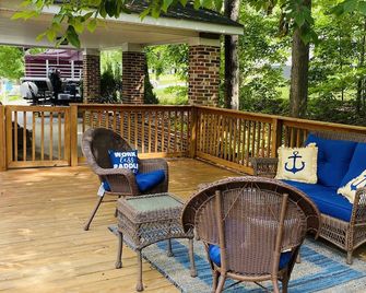 Lakefront cottage with neighborhood boat ramp, 1 mile from great restaurants. - Burnside - Patio