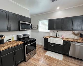 The Cardinal Cottage: Charming 1930s Restored Farmhouse In the Heart of Webster - Webster - Kitchen