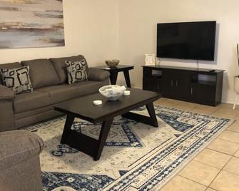 McAllen Palm Oasis Condo - 5 min to airport, mall, hospital - McAllen - Living room