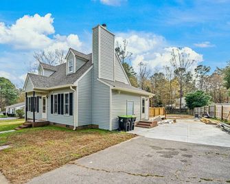 NEW! Cozy Raleigh Home w/ Porch & Fenced yard-Mins to Downtown ! pet friendly - Raleigh - Edificio