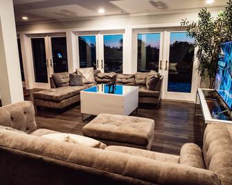 Ultra Secluded Mansion City Getaway in the Mountaintops - views/hot tub/firepit - Mahopac - Living room