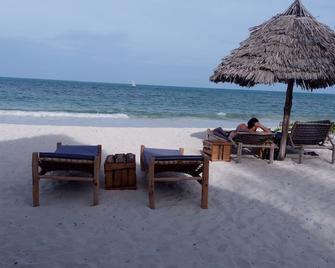 Blue Earth Beach Bungalows - Джамбіані - Пляж