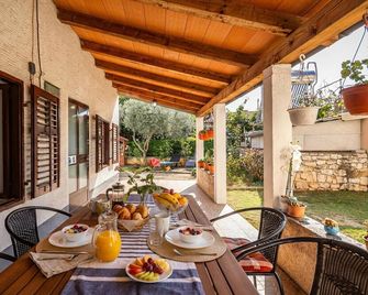 Lovely House Luiza - Happy Rentals - Vabriga - Binnenhof