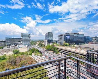 Raphael's Jewel l Luxurious 1-Bed Oasis - Sandton - Balcony