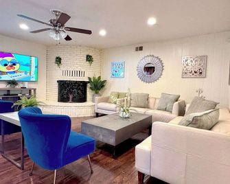 Palm Villa Disneyland Pool 4 Bedroom 3 Bath Hottub - Anaheim - Sala de estar