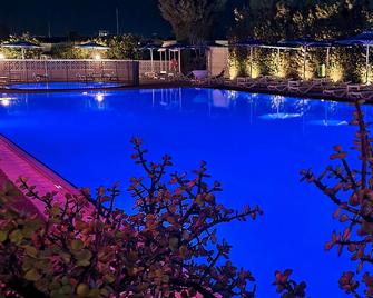 Sveltos Hotel - Larnaka - Bazén