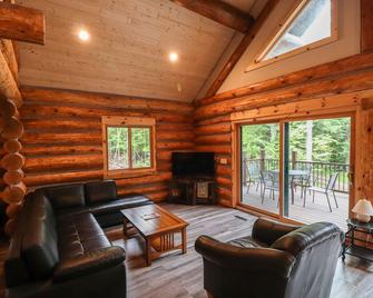 Full Log House Near Golf Course & Utv/Snowmobile Trails - Mercer - Living room