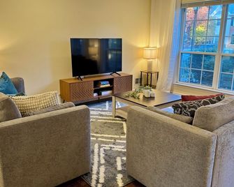 Furnished 3-bedroom 3-bath. Sleeps 6. 3 Queen beds. - Franklin Park - Living room