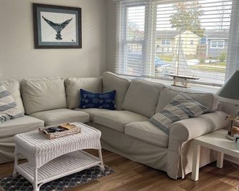Charming 3-bedroom cottage with WiFi, AC in enjoyable North Cape May NJ - Cape May - Living room