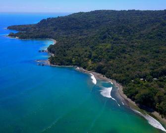 Nature Lover's Paradise - 2 BR/1.5 Bath, Pool & Gardens on the Beach - Puerto Jiménez - Edificio