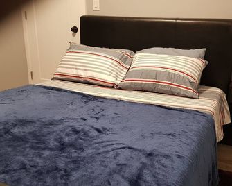 Pleasant 1 Bedroom Private Suite in the Meadows - Saskatoon - Bedroom
