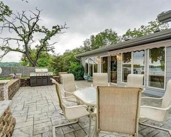 Lake Home - 3,500 sq ft - 20 min from Madison! - Cambridge - Patio